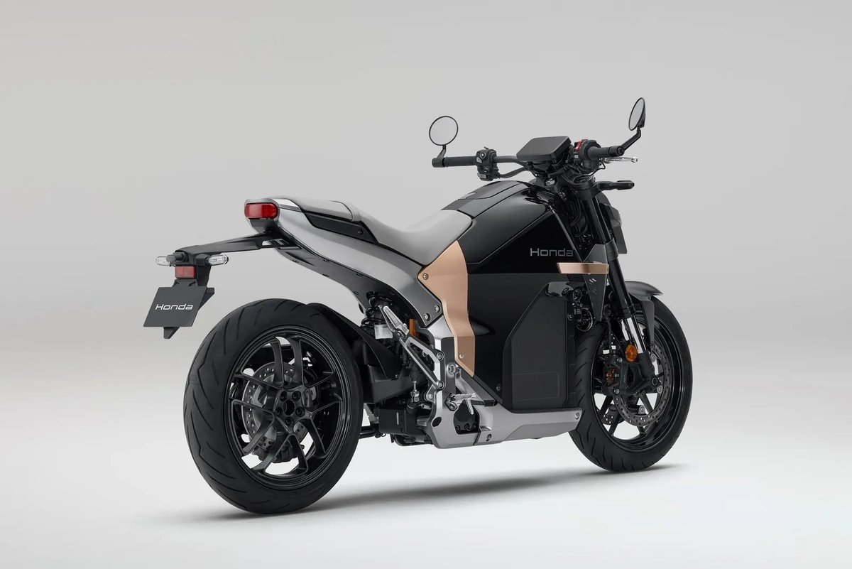 Honda WN7 avec double phare LED et feux de jour