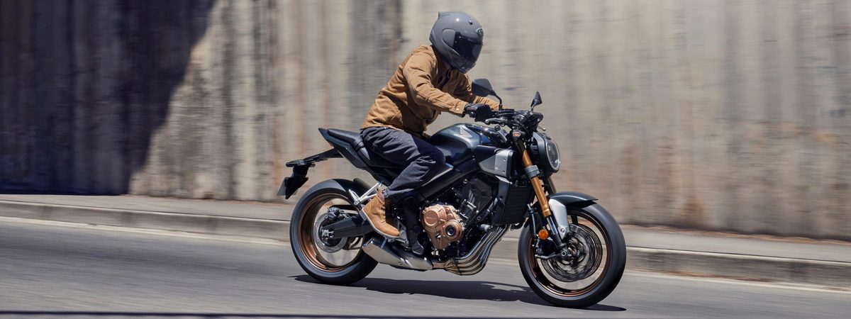 Honda CB650R sur une route de campagne
