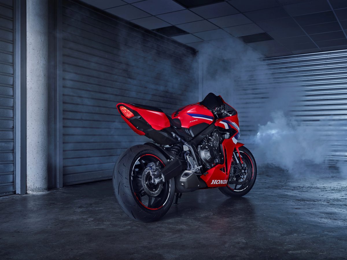 Honda CBR650R in Rot vor einem Rolltor