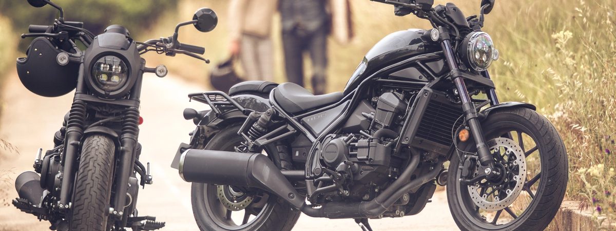 Honda CMX1100 Rebel avec un casque sur le guidon