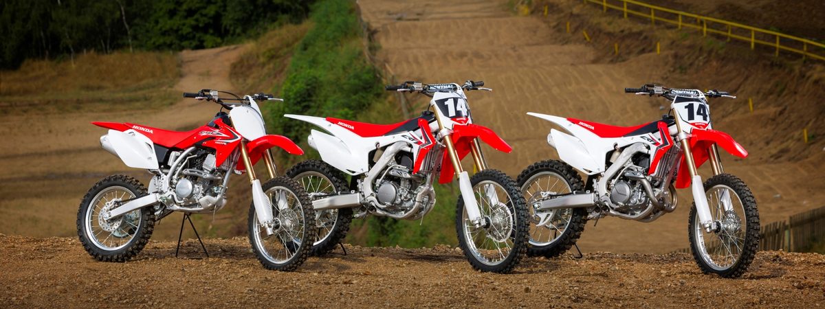 Motos de motocross Honda CRF côte à côte en tout-terrain