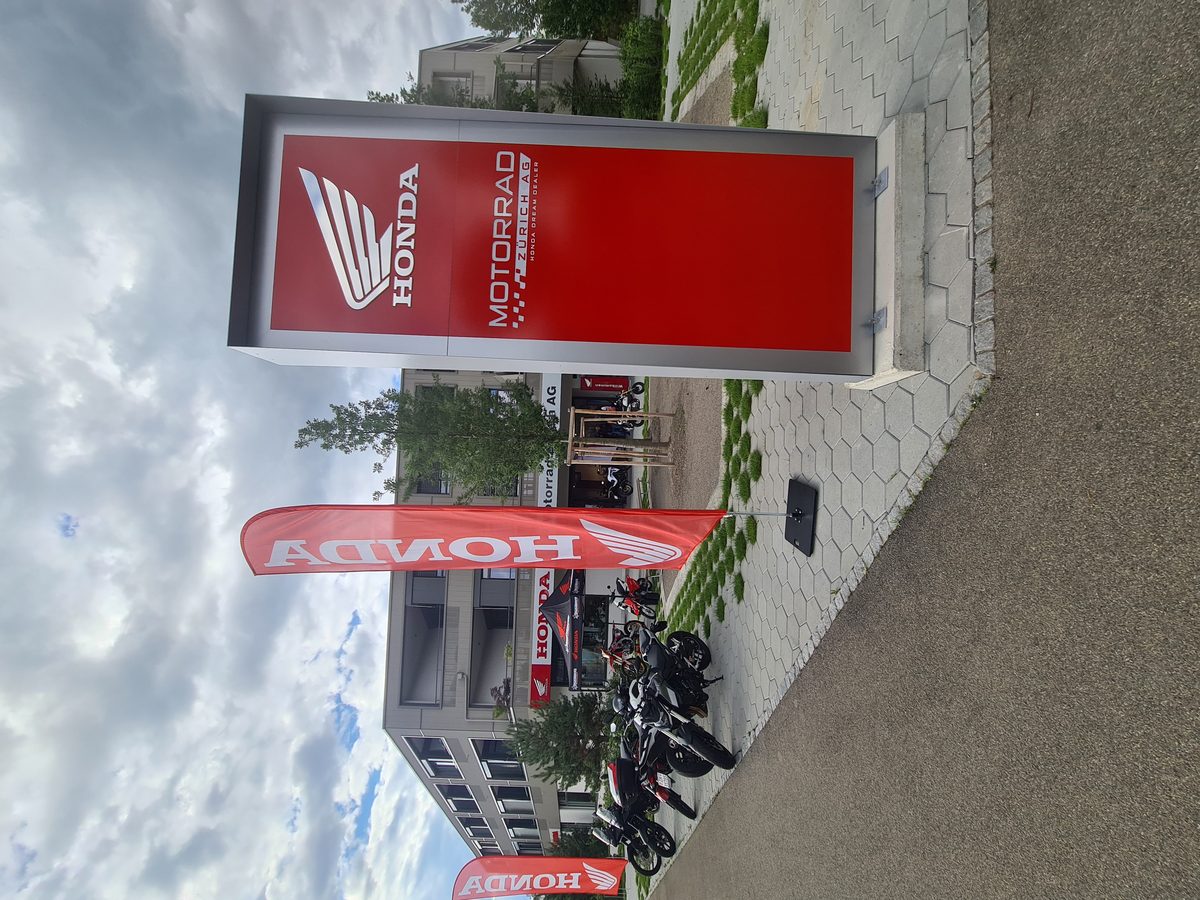 Honda-Pylon vor dem Honda Dream Dealer Motorrad Zürich AG
