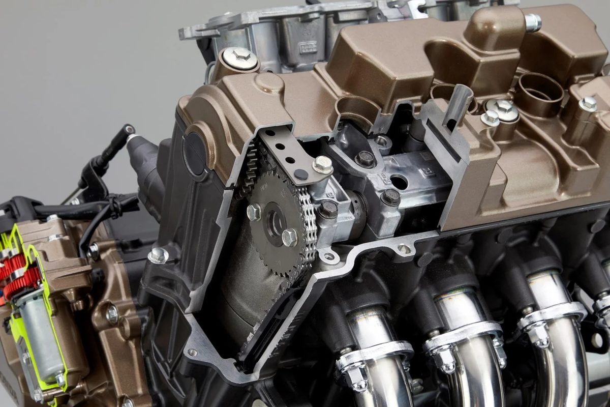 Honda E-Clutch sur le moteur quatre cylindres, vue de gauche