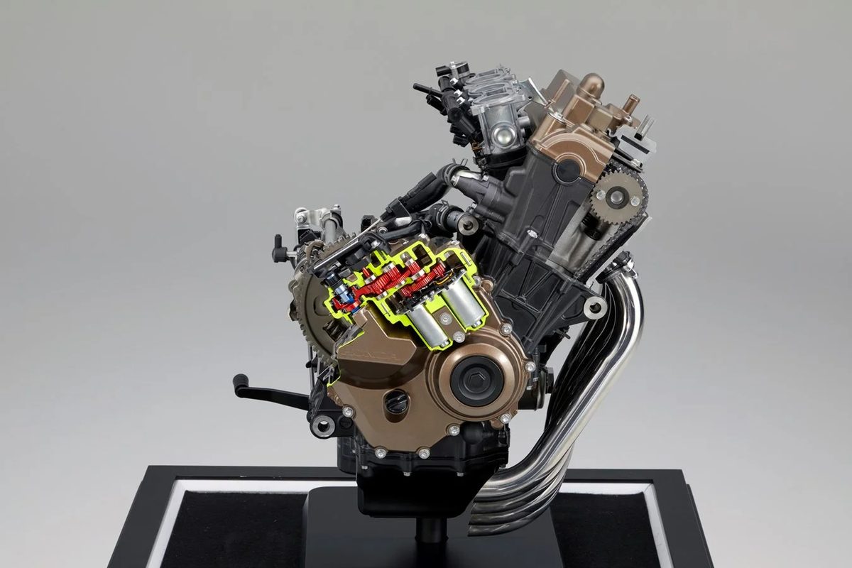 Honda E-Clutch sur le moteur quatre cylindres, vue de droite