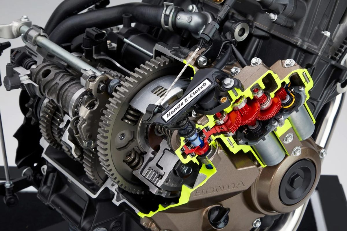 Honda E-Clutch : unité d’embrayage sur le moteur quatre cylindres
