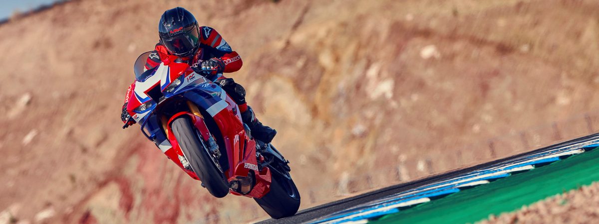 Honda CBR1000RR-R Fireblade in Schräglage auf der Rennstrecke