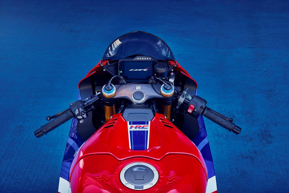 Cockpit der Honda CBR1000RR-R Fireblade SP mit Farbdisplay