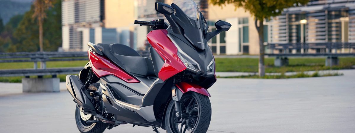 Honda Forza 350 rouge en ville