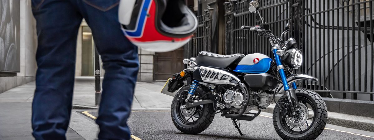Honda Monkey 125 bleue en ville