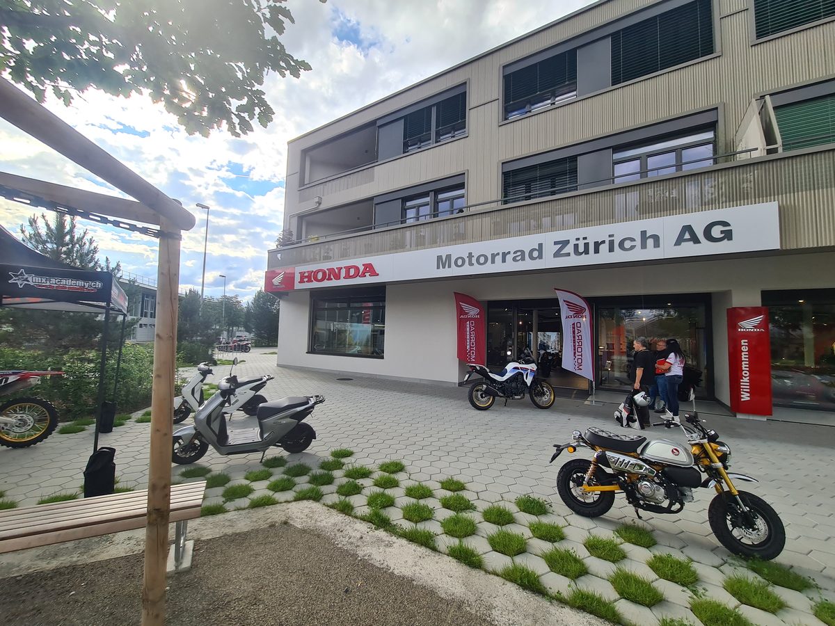 Aussenansicht von Motorrad Zürich AG mit Honda Motorrädern vor dem Eingang