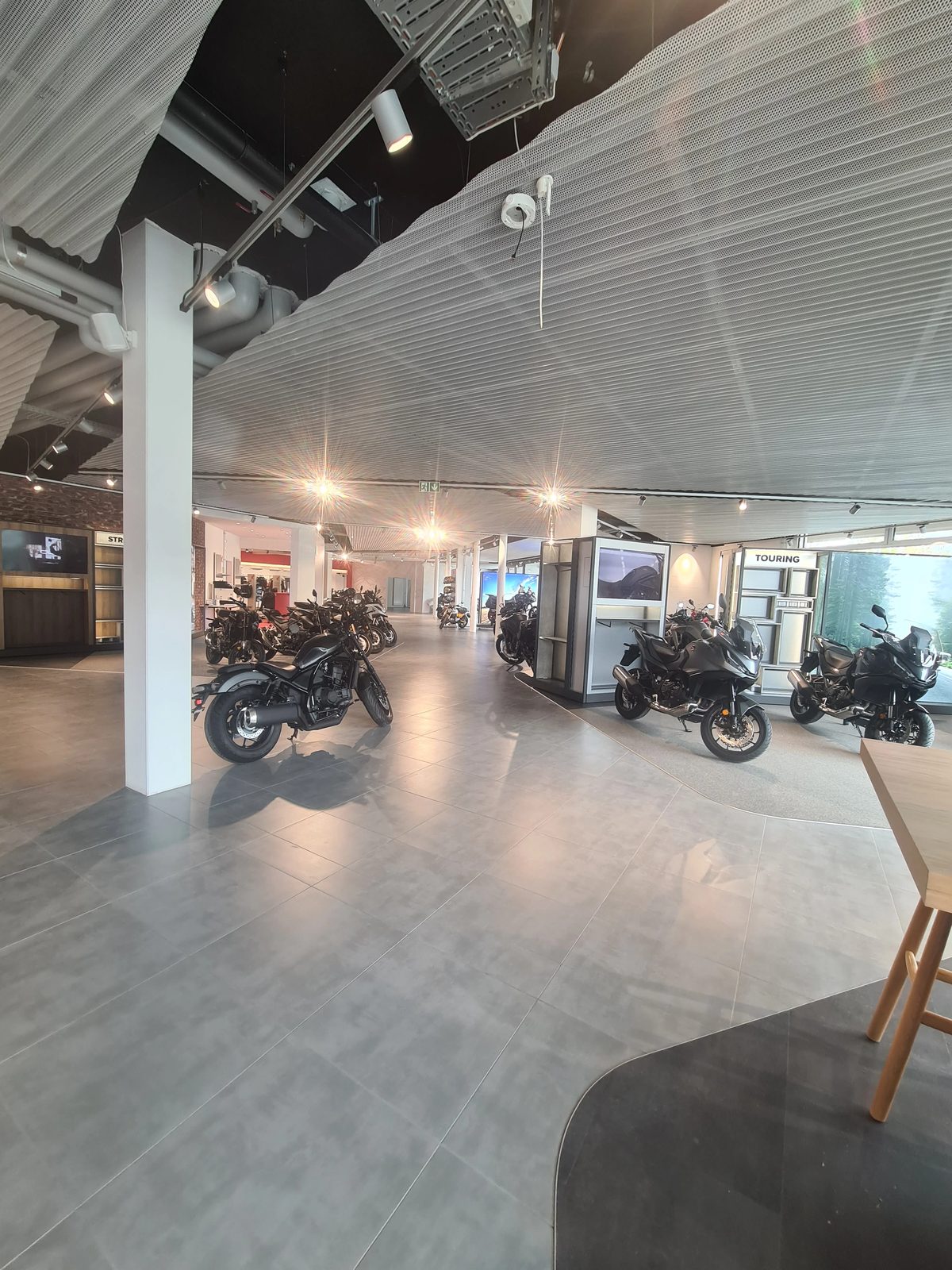 Showroom des Honda Stützpunkts in Zürich mit Motorrädern