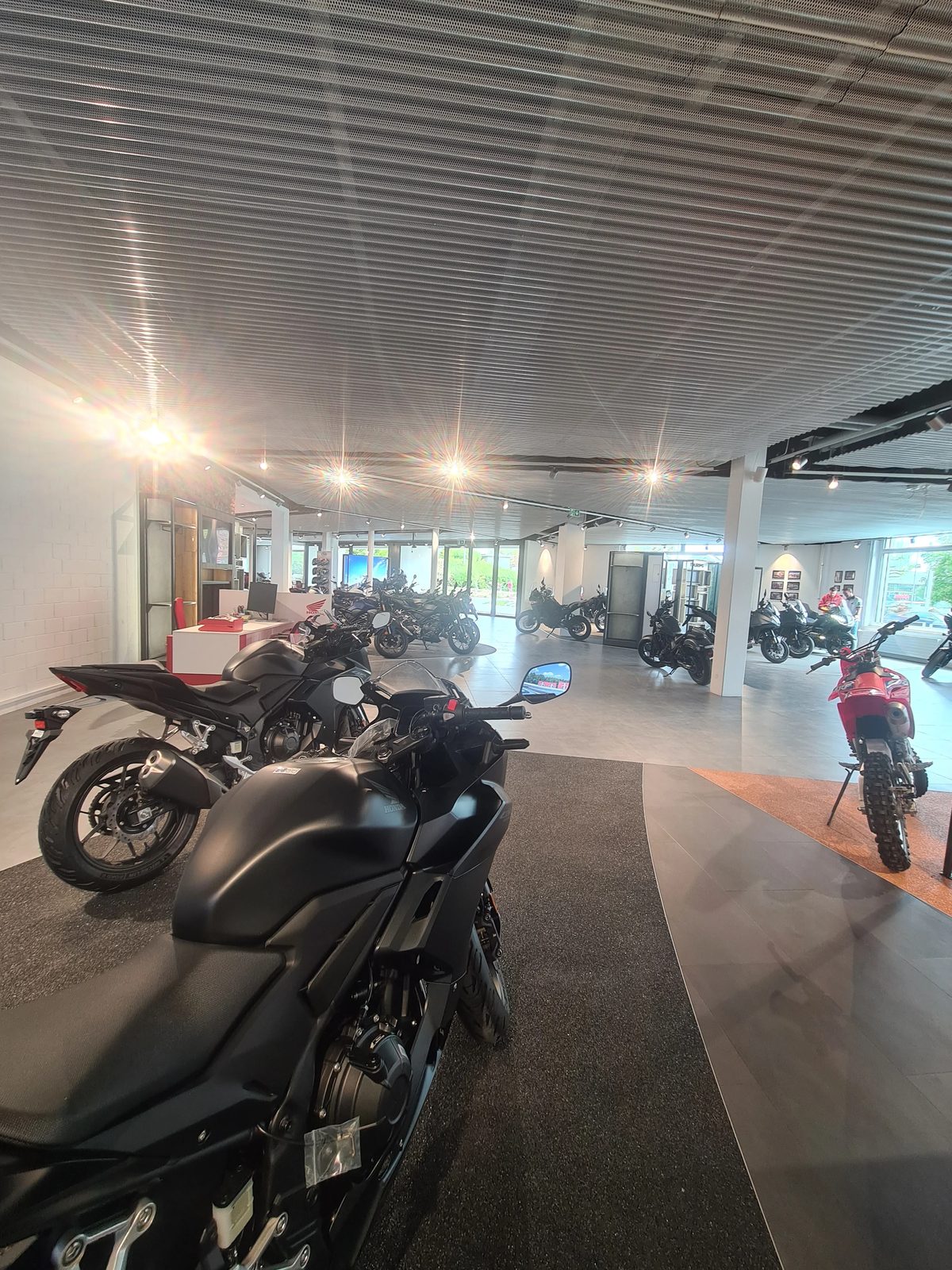 Honda Motorräder im Showroom von Honda Motorrad Zürich