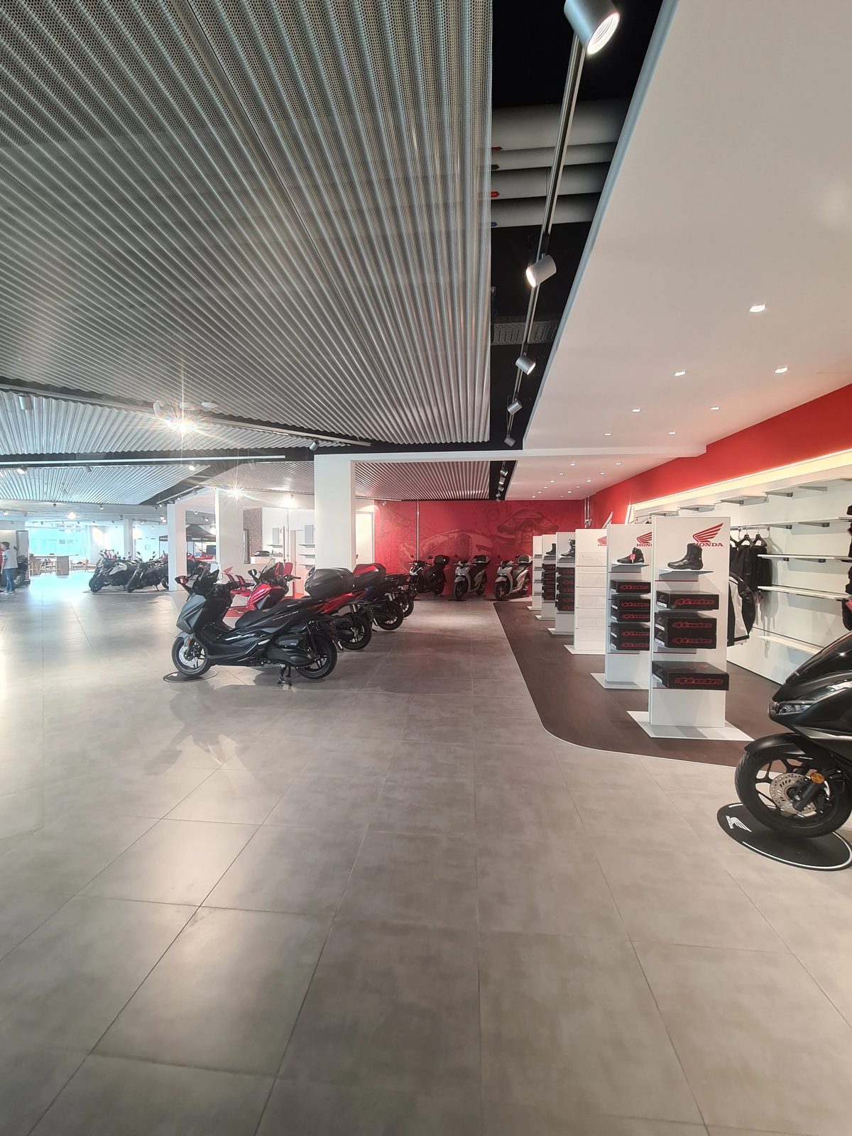 Ausstellungshalle von Honda Motorrad Zürich mit roter Honda-Wand