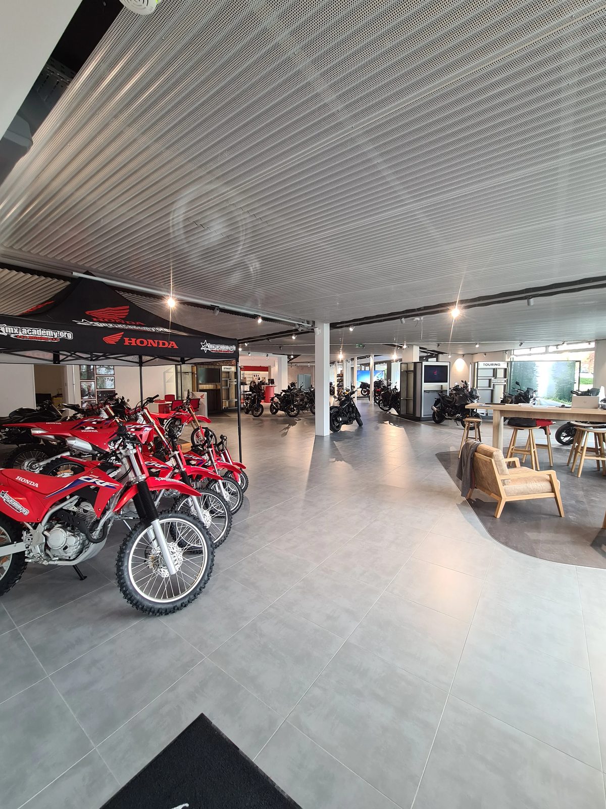 Rote Honda Motorräder in der Ausstellung von Honda Motorrad Zürich