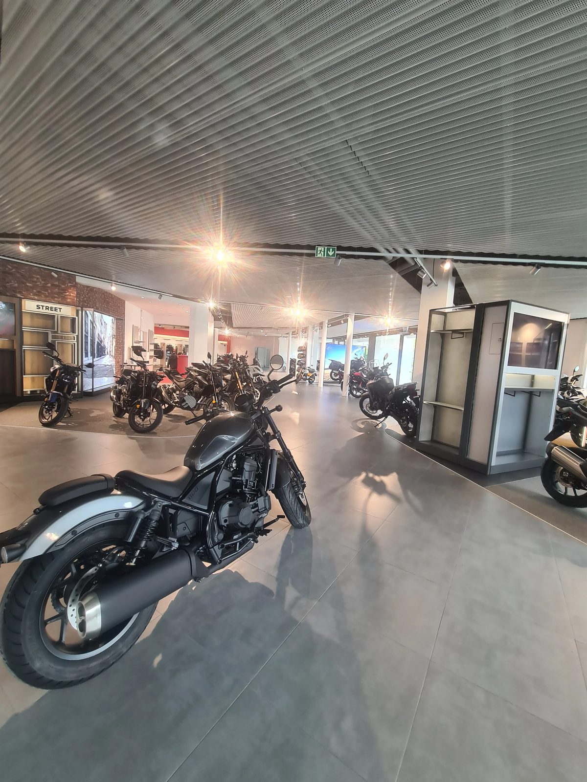Honda Rebel im Vordergrund der Ausstellung von Honda Motorrad Zürich