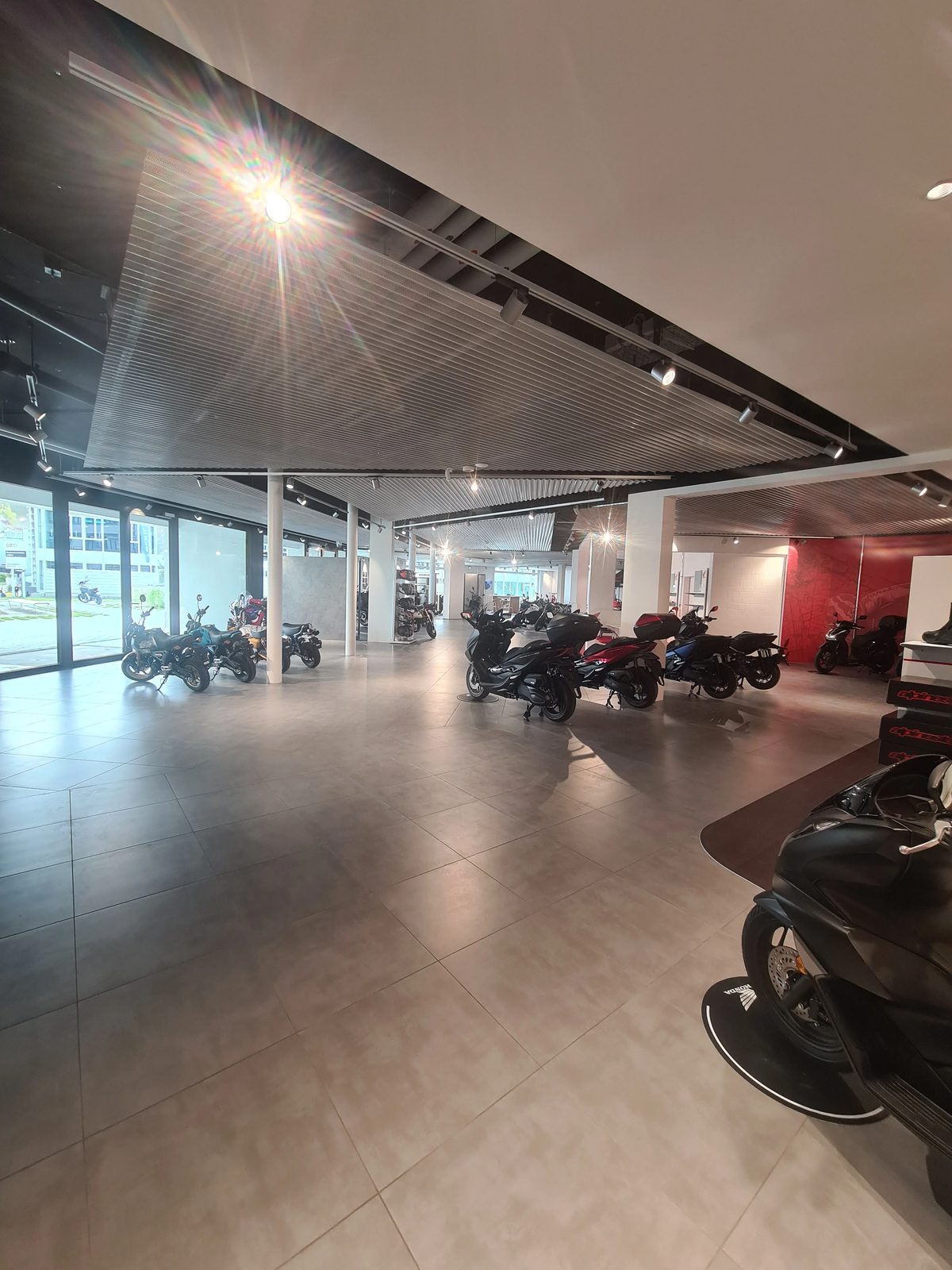 Blick durch die Ausstellung des grössten Honda Stützpunkts der Schweiz