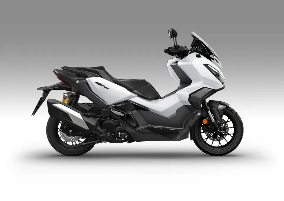 Honda ADV350, scooter adventure avec fourche inversée et pneus à crampons