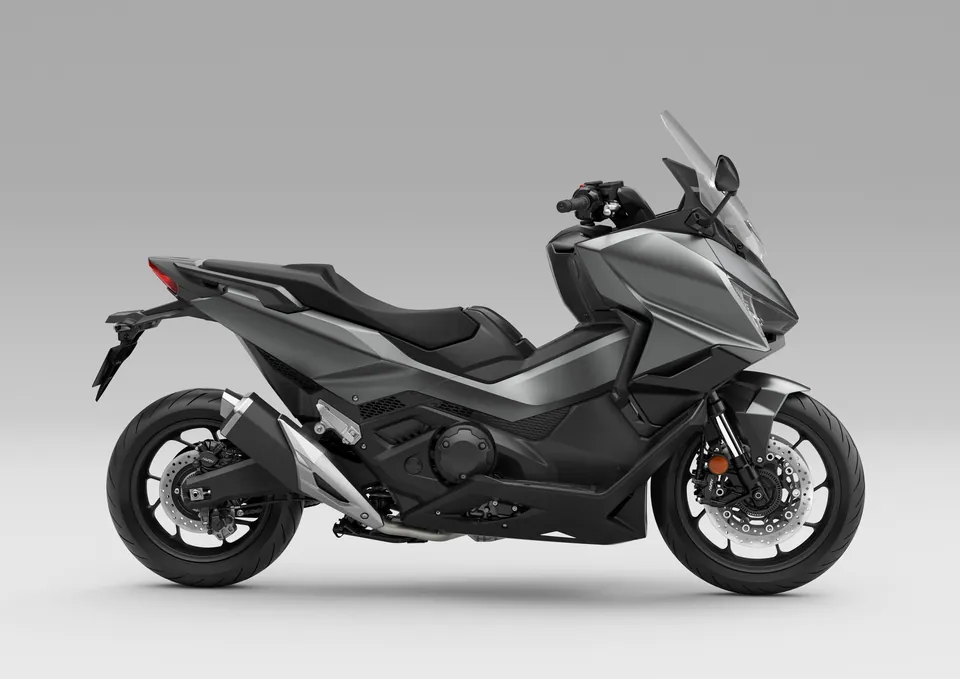 Honda Forza 750, scooter GT à moteur bicylindre et doubles phares LED