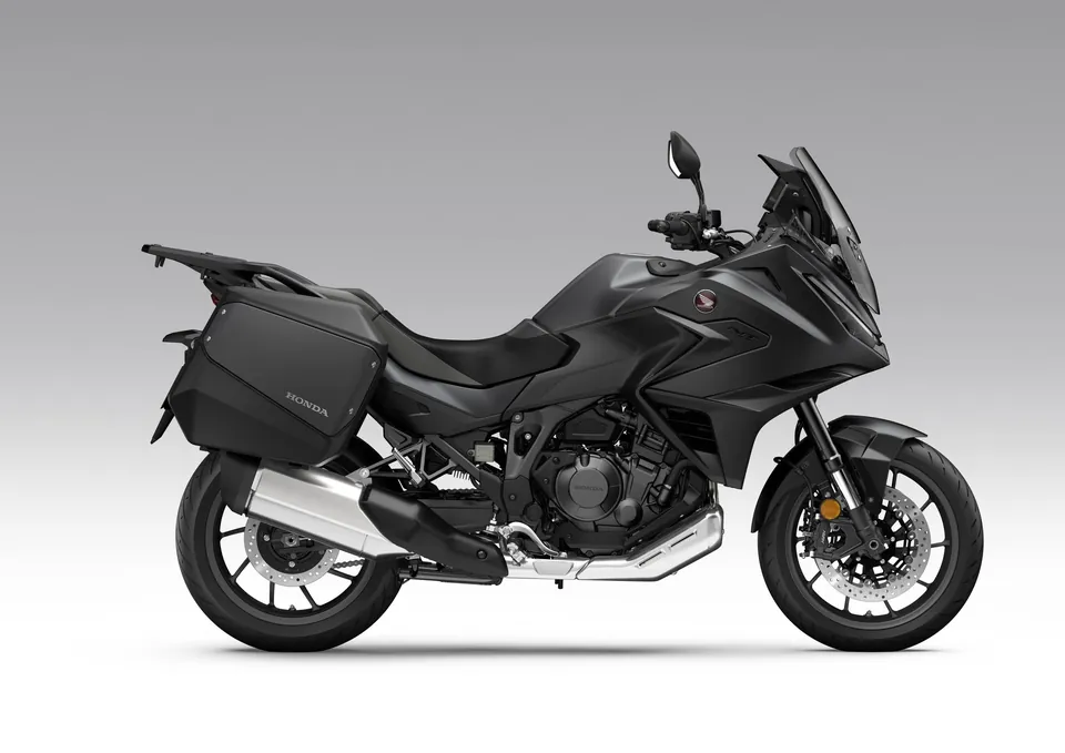 Honda NT1100, routière avec valises latérales vue de profil