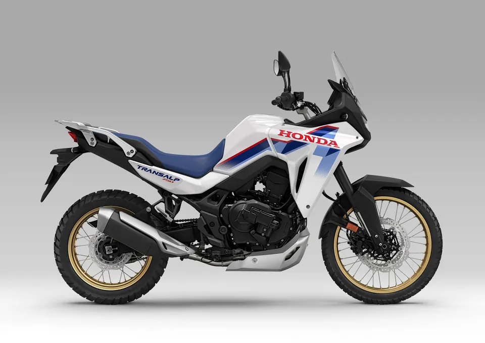Honda Transalp XL750, moto adventure vue de profil
