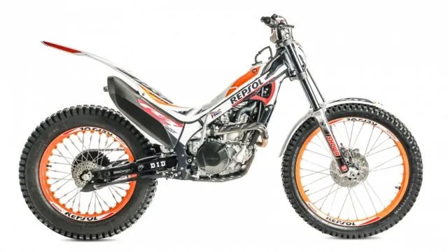 Montesa Cota 301RR, moto de trial de 298 cm³ dans une zone